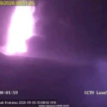 Aktivitas erupsi Gunung Anak Krakatau terlihat melalui CCTV pengamatan pada Sabtu (05/09/2026) dini hari.(Foto : Dok.PVMBG) | Sumber: Dok.PVMBG)