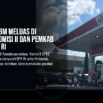 KM/DEWI FITRIA | TEMBUS PUSAT: Antrean BBM kembali terjadi di sejumlah SPBU Pamekasan hingga memanjang ke badan jalan.