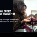 (KM/IST) SEWA KEBAYA: Muslihatin, pemilik Elyra Kebaya, saat mengerjakan pesanan pelanggan. Berawal dari membuat kebaya untuk kebutuhan wisuda, usaha tersebut kini berkembang melayani jasa sewa dan custom kebaya dengan ciri khas detail payet.