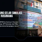 Petugas BPBD Kota Bandung memimpin sosialisasi dan simulasi kesiapsiagaan bencana menggunakan pengeras suara di Rusunawa Cingised, Kelurahan Cisaranten Kulon, Kecamatan Arcamanik, Kota Bandung, pada Minggu (06/09/2026).(Foto : Dok.BPBD Bandung) | Sumber: Dok.BPBD Bandung)