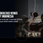 Seorang anak menyaksikan peneropongan benda langit di rooftop observatorium ASKO, Taman Ismail Marzuki, Cikini, Jakarta, 26 Juni 2023. Tempo/Ilona Esterina