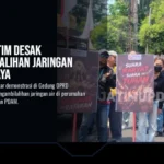 Massa Gempar Jatim membentangkan poster saat demonstrasi di Gedung DPRD Surabaya, dok Jatimupdate.id