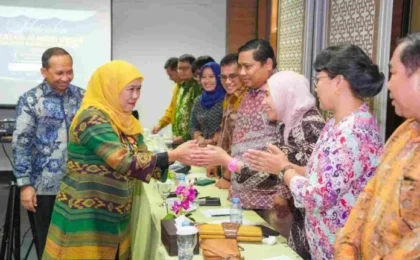 Khofifah Dorong Sinergi IKA UNAIR Jatim dan Kaltara