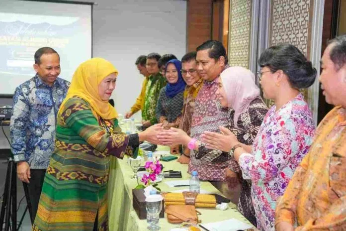 Khofifah Dorong Sinergi IKA UNAIR Jatim dan Kaltara