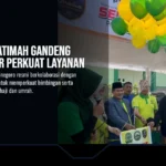 SIMBOLIS : H. Khairul Umam (H. Her), H. Halili, dan H. Lutfi bersama jajaran KBIHU Al-Fatimah saat pelepasan balon sebagai penanda peresmian kerja sama KBIHU Al-Fatimah dengan PT Imawa Tour & Travel di Pesantren Modern Al-Fatimah, Bojonegoro. (Kabar Madura /Ist)
