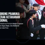 Gubernur Jawa Timur Khofifah Indarparawansa tampak menyalami para Praja muda karena saat menghadiri Apel Peringatan Hari Pramuka ke-65 Tahun 2026 di Lapangan Rektorat Unesa, Rabu (2/9).