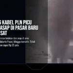 Foto: Asap hitam menyembur dari dalam tanah di kawasan Pasar Baru, Jakarta Pusat, pada Minggu (7/9/2026) siang. (dok. Istimewa) | Sumber: Asap hitam menyembur dari dalam tanah di kawasan Pasar Baru, Jakarta Pusat, pada Minggu (7/9/2026) siang. (dok. Istimewa)