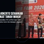 Pemkab Mojokerto Serahkan 242 Sertifikat Tanah Wakaf