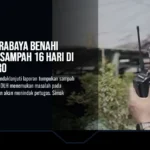 Kepala DLH Kota Surabaya M. Fikser menggunakan radio komunikasi saat meninjau penanganan pengangkutan sampah di wilayah Surabaya pada Senin (07/09/2026).(Foto : Dok.pemkot surabaya) | Sumber: Dok.pemkot surabaya)