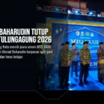 Plt Bupati Tulungagung Ahmad Baharudin saat memberikan penghargaan ke Camat Kota Tulungagung Hari Prastijo