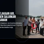 Polsek Laren bersama Forkopimcam membagikan peralatan keselamatan di lima tambangan Bengawan Solo, Jumat (11/9/2026). (Foto Dok Ho/RadarBangsa.co.id)