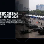 Pengunjung berfoto di depan kendaraan alat utama sistem senjata (alutsista) saat TNI Fair 2026 di kawasan Monas, Jakarta, Sabtu (19/9/2026).