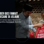 Bupati Jember Gus Fawait saat menyerahkan bantuan paket sembako dalam kegiatan Homecare dan berdialog dengan masyarakat di Desa Sucopangepok, Kecamatan Jelbuk, Jember, Minggu (4/10/2026). (Dok. Ho/RadarBangsa.co.id)