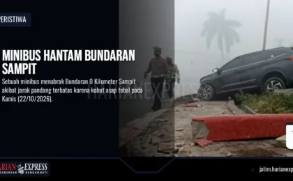 Minibus Hantam Bundaran Sampit