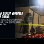 Sejumlah jurnalis dan warga berada di luar gereja Ortodoks Yunani yang telah dipasangi garis polisi di Desa Hamoud, wilayah Karak, Yordania, Jumat (23/10/2026). Beberapa jam sebelumnya, sekelompok pria bersenjata melepaskan tembakan saat berlangsungnya upacara pemakaman di gereja tersebut. (Dok. AP